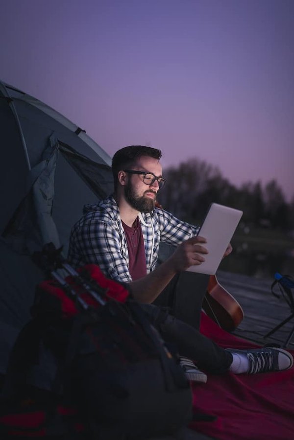 Astuces pour camper dans des zones isolées sans accès à l'eau potable pour les novices.